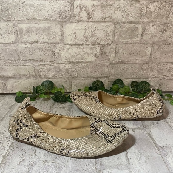 Vince Camuto Leather Snake Skin Patterned Slip On Flats Size 7.5 M - Picture 1 of 6